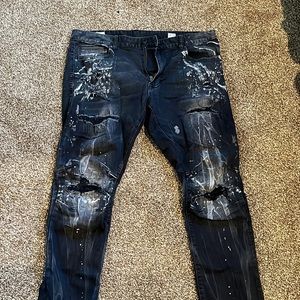 Black Smoke Rise men’s jeans w/ paint splatter detail & distressing